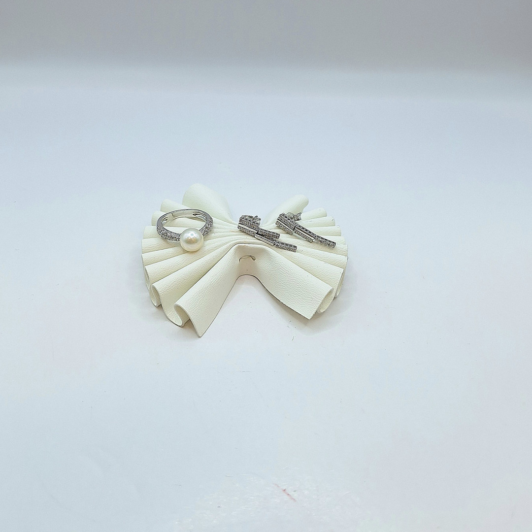 Anello e un paio di orecchini oro perla diamanti