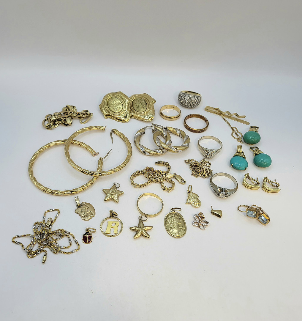 Vari oggetti oro smalto pietre