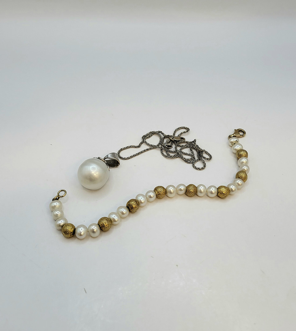 Vari oggetti oro diamantini pietre perle