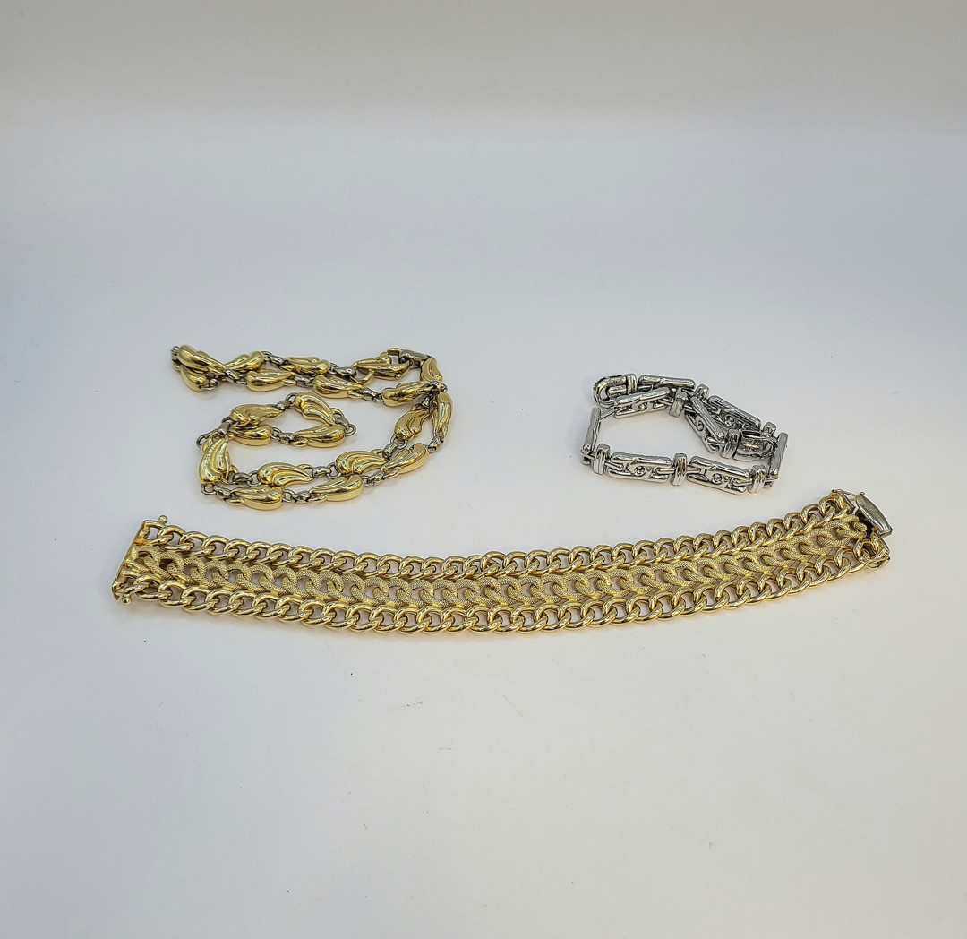 Due bracciali e collana oro