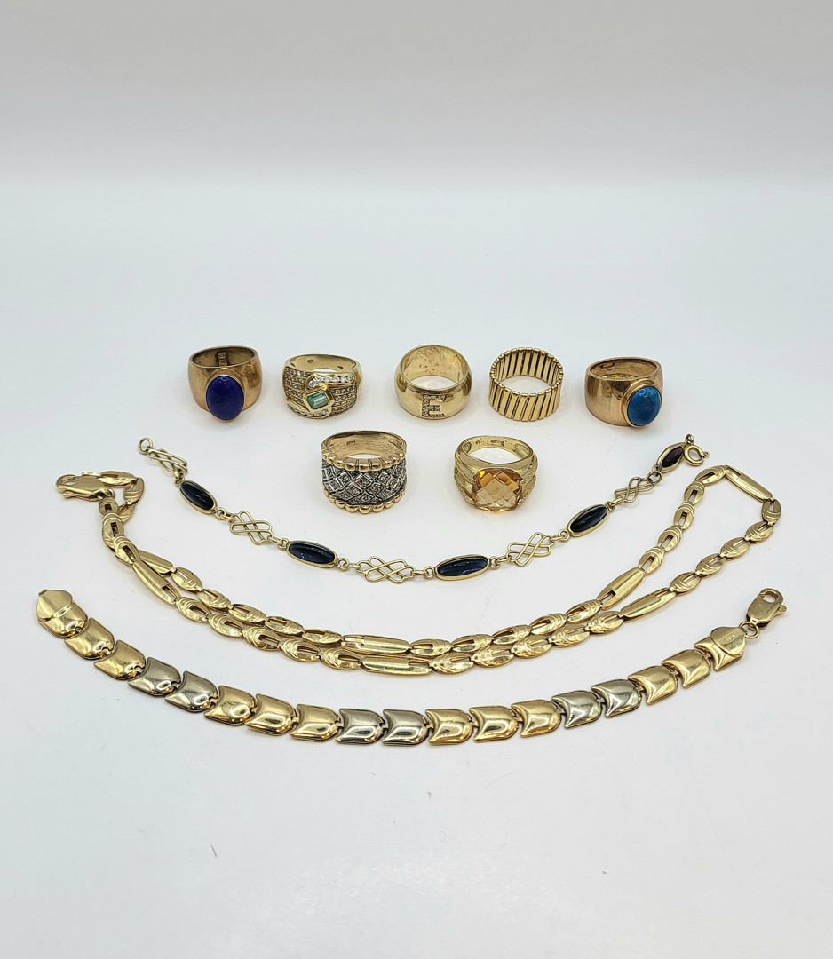 Vari oggetti in oro pietre diamantini argento