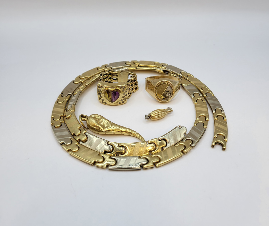 Vari oggetti oro pietre