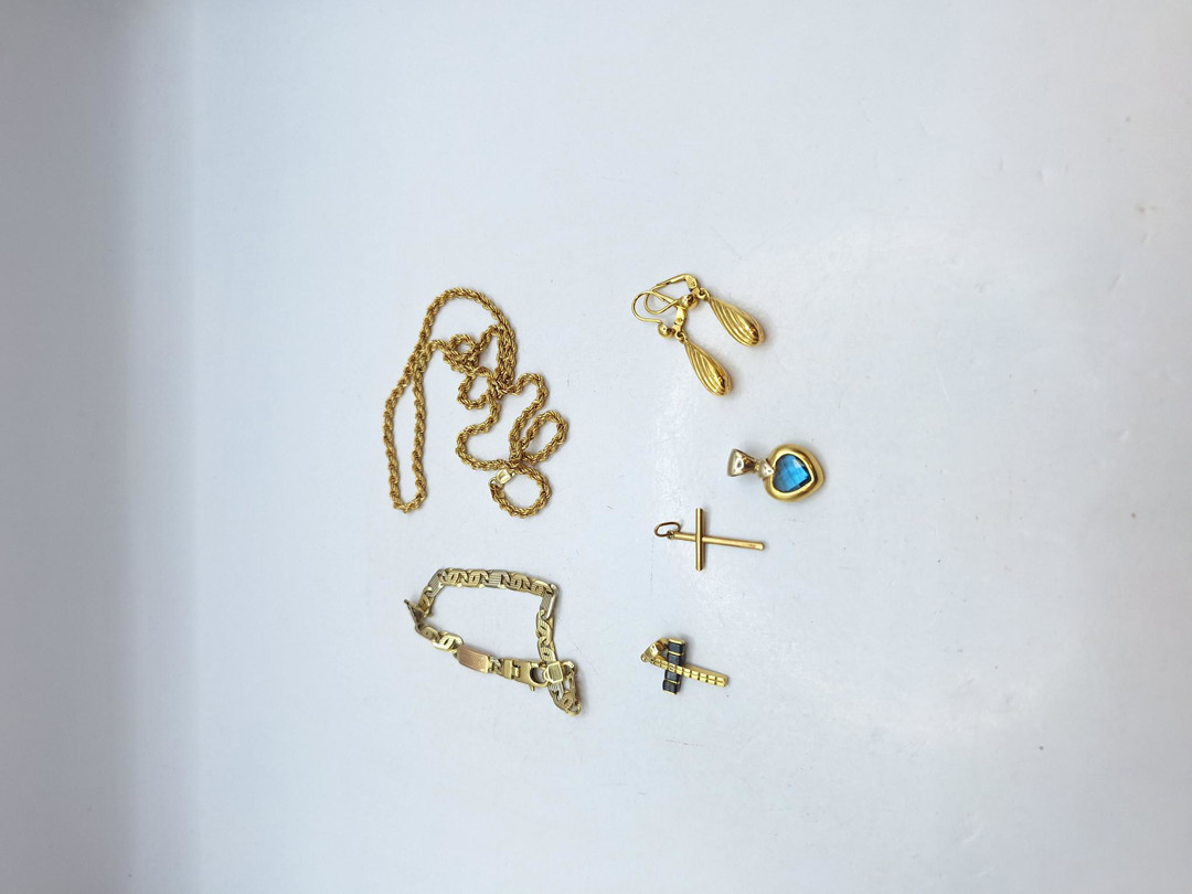 Vari oggetti oro pietre