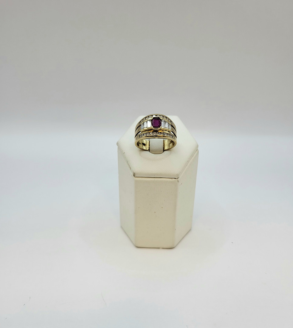 Anello oro pietra diamanti