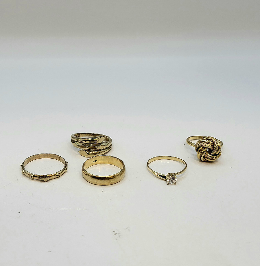 Cinque anelli oro pietra