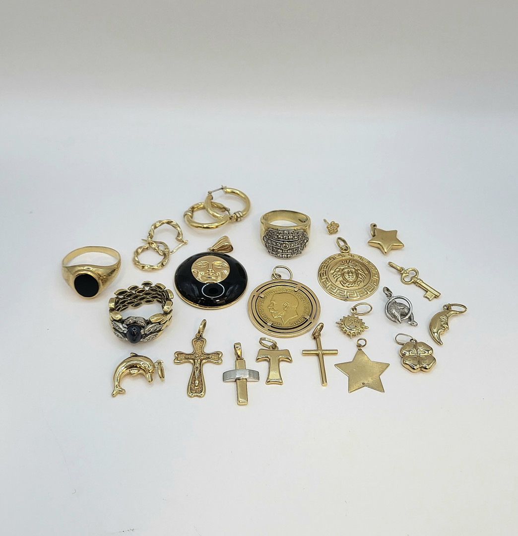 Vari oggetti oro pietre diamanti