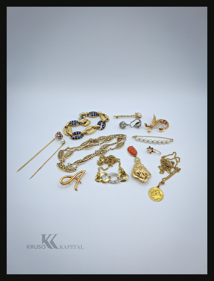 Vari oggetti in oro diamanti smalti pietre