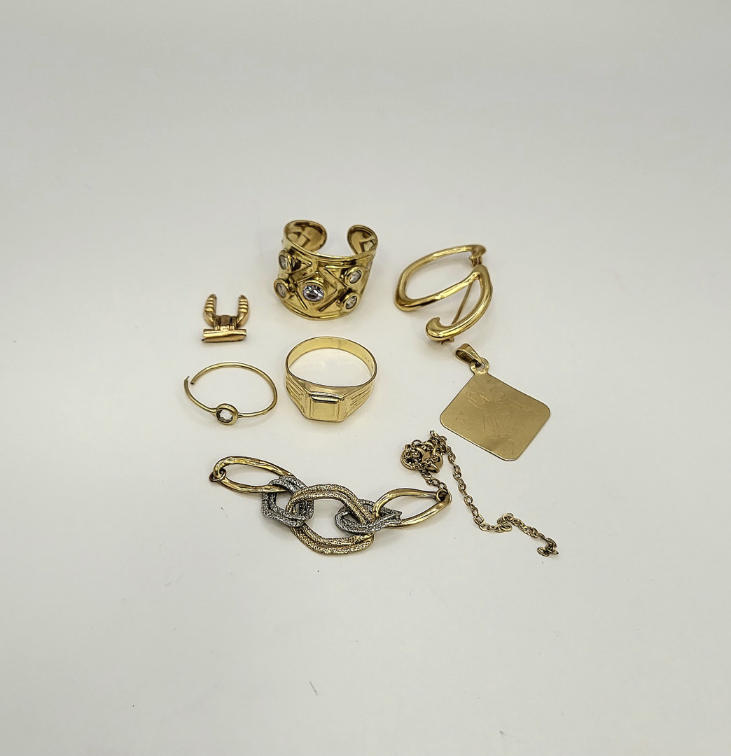 Vari oggetti in oro pietre 