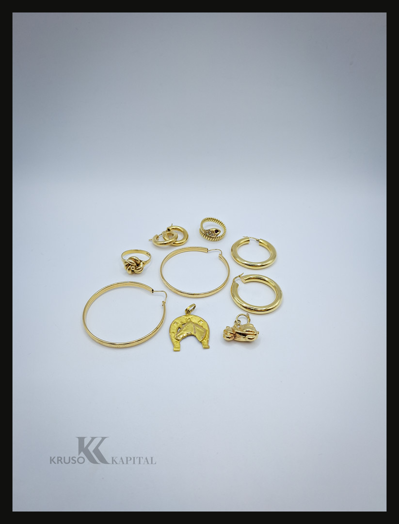 Vari oggetti in oro pietre diamanti