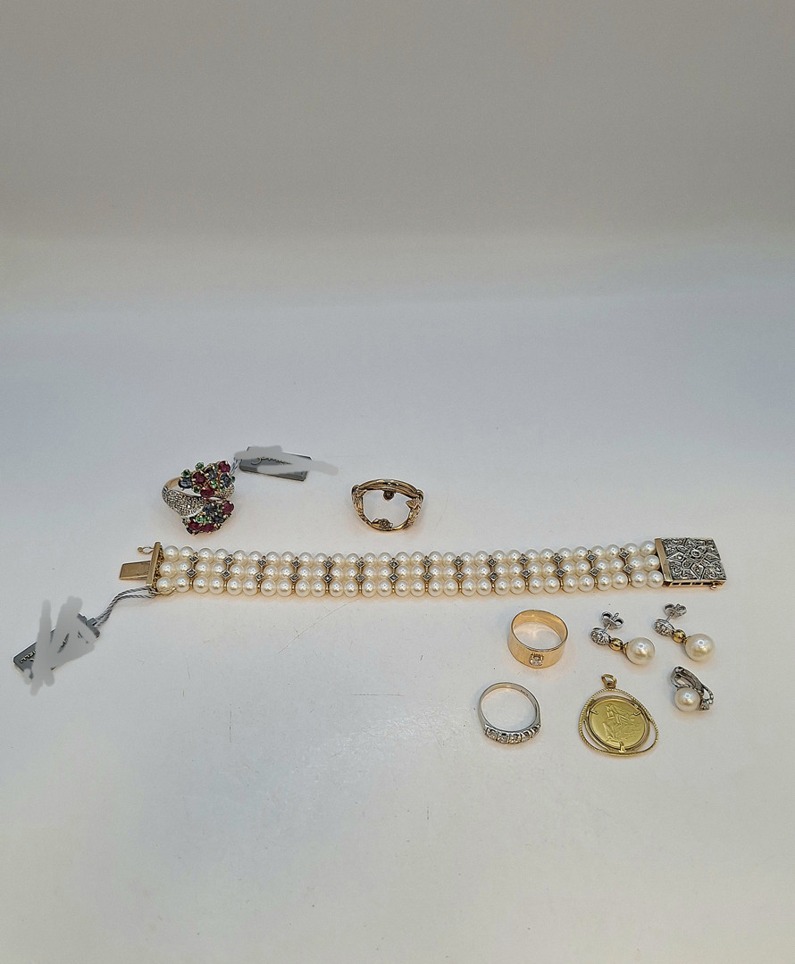 Vari oggetti oro pietre diamantini perle