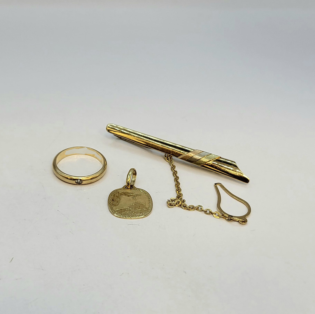 Vari oggetti oro pietra