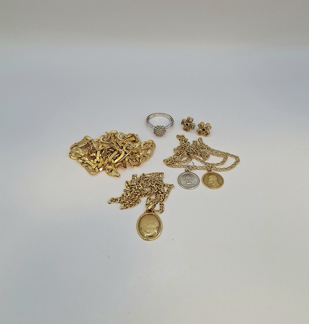 Vari oggetti in oro pietre