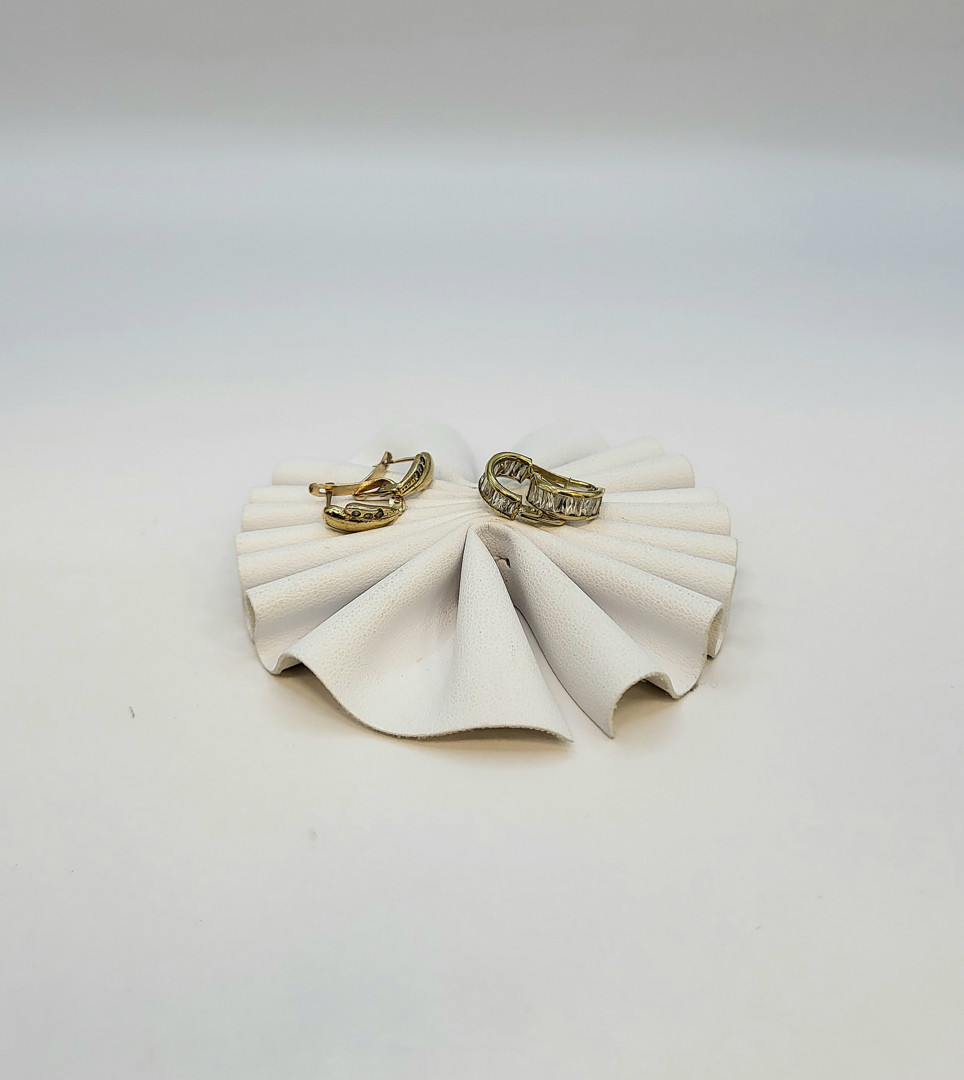 Due paia orecchini oro pietre 