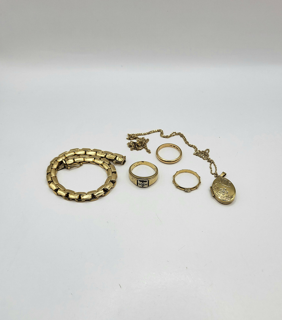 Vari oggetti in oro diamantino