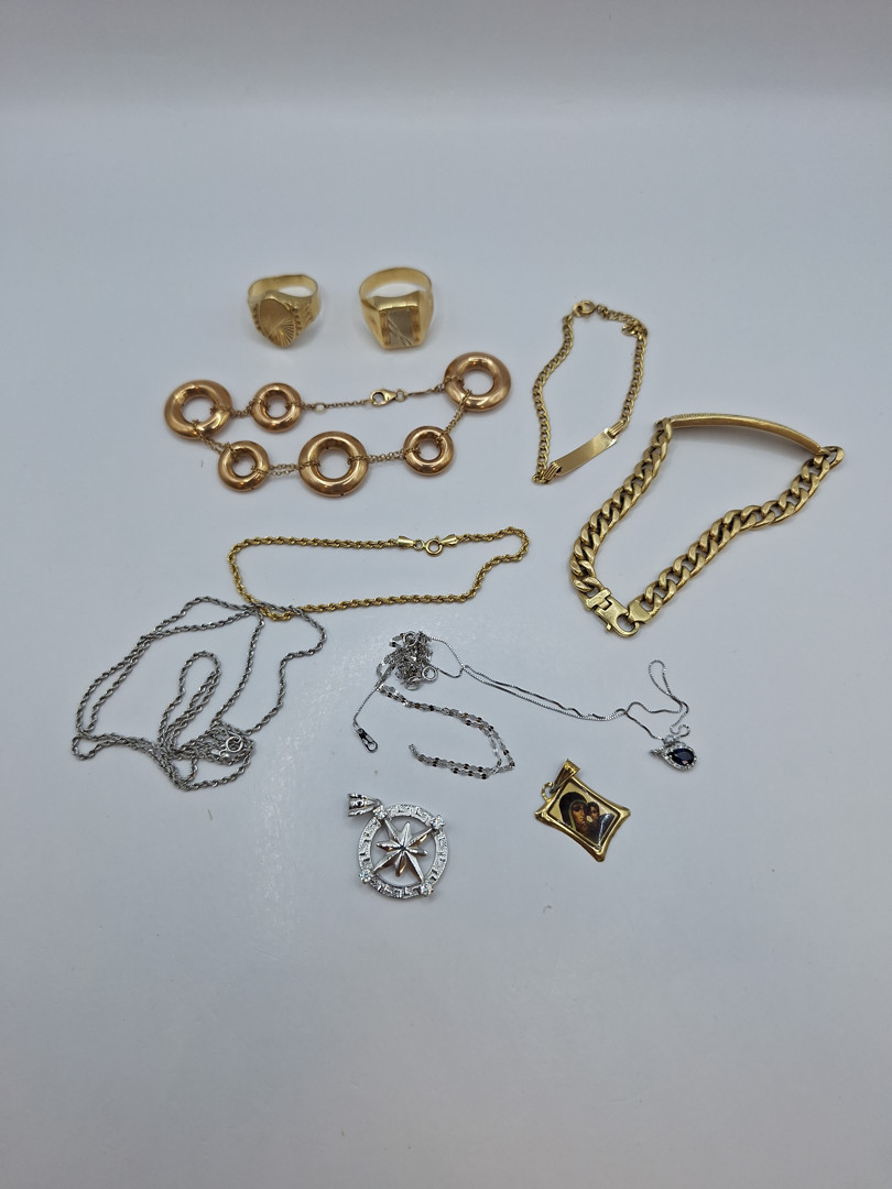 Vari oggetti in oro pietre