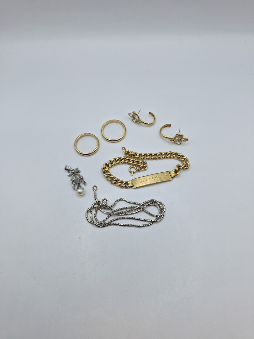 Vari oggetti oro perla pietre