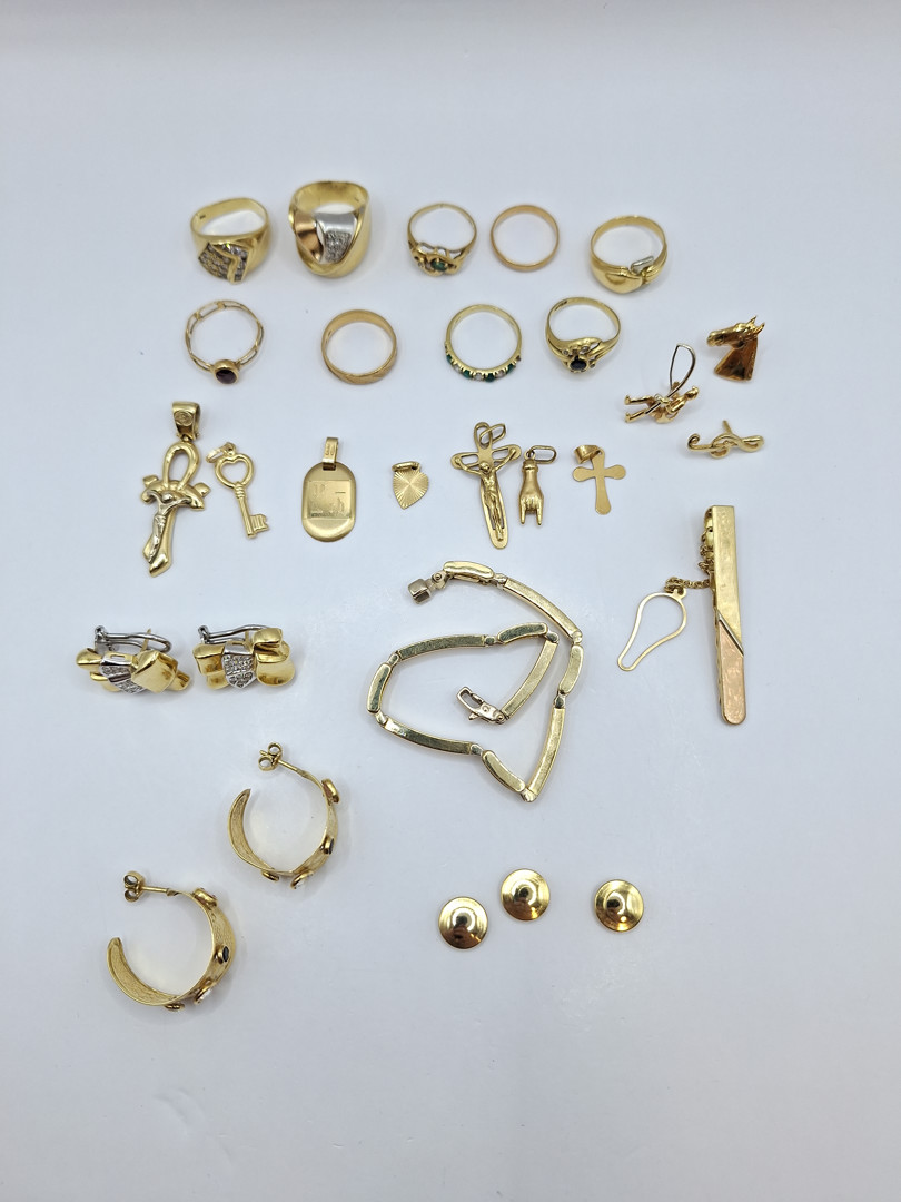 Vari oggetti in oro pietre diamantini 