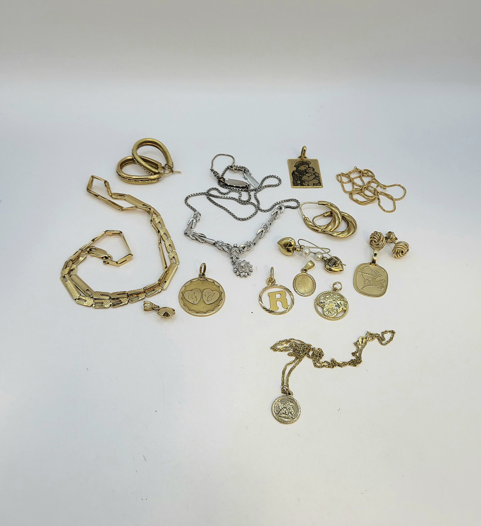 Vari oggetti in oro pietre perle 