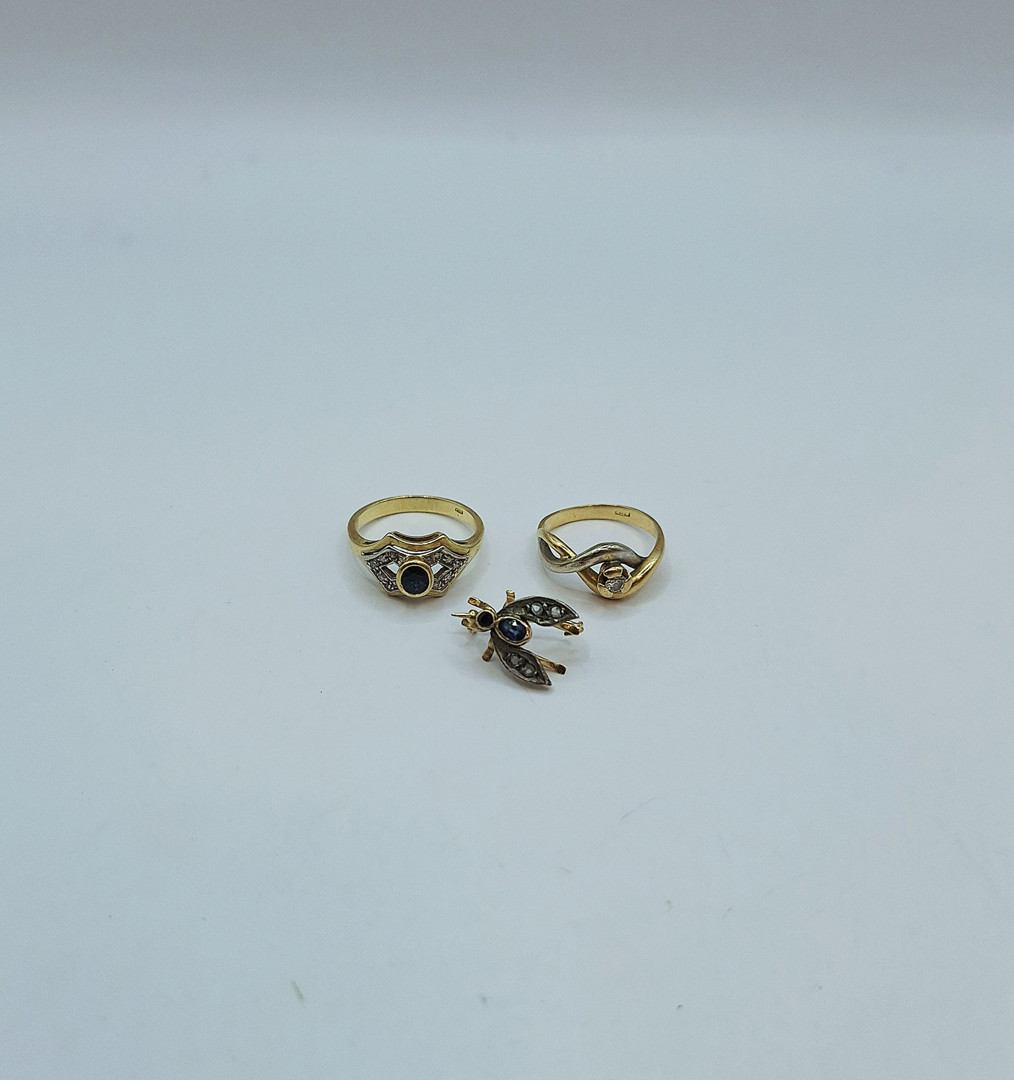 Due anelli e spilla oro argento pietre diamantini