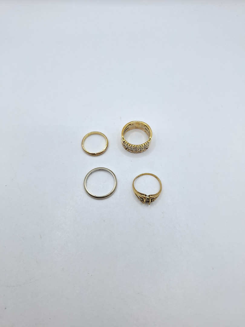 Quattro  anelli oro pietre 