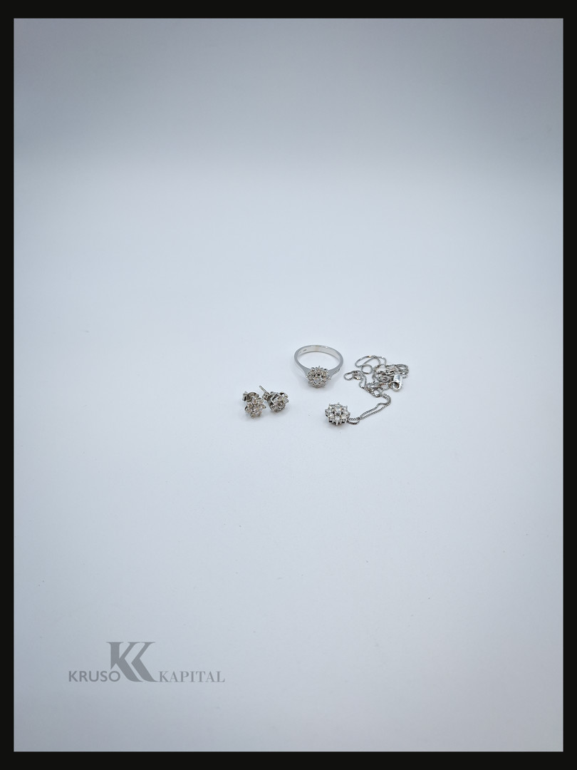 Anello un paio di orecchini e collana oro diamanti