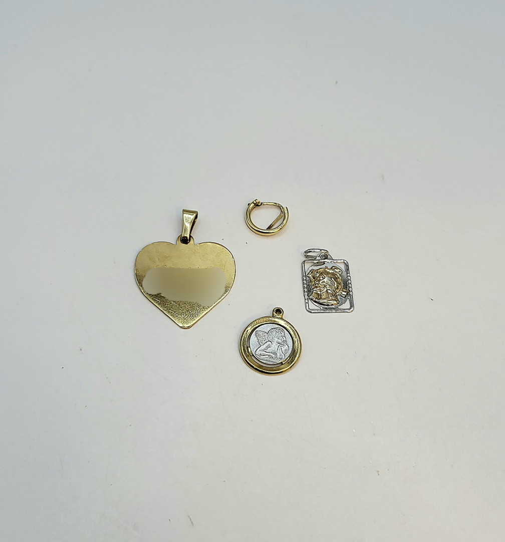 Tre ciondoli e orecchino in oro 
