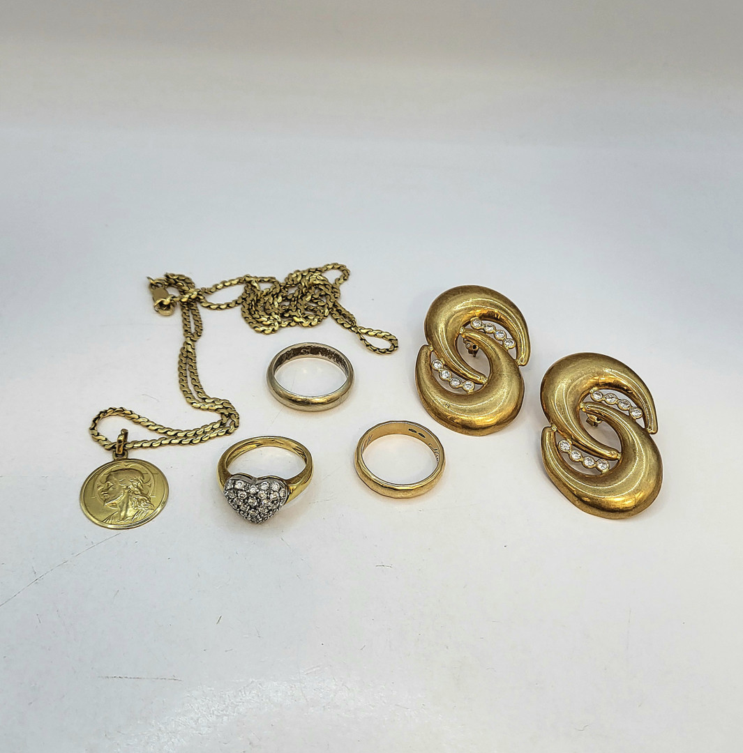 Vari oggetti oro pietre