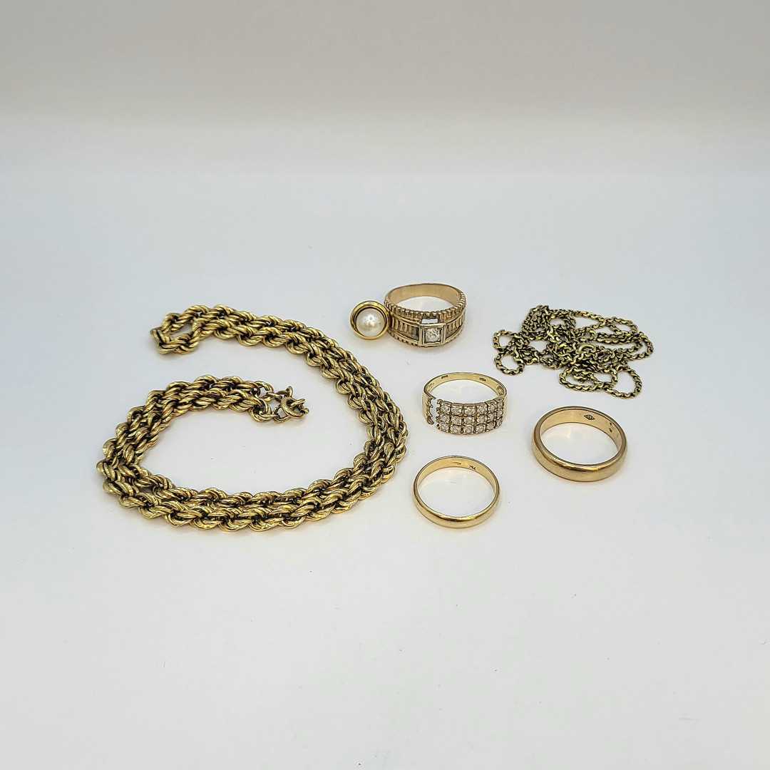 Vari oggetti oro perla pietre diamantino
