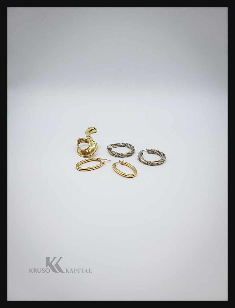 Anello e quattro orecchini oro