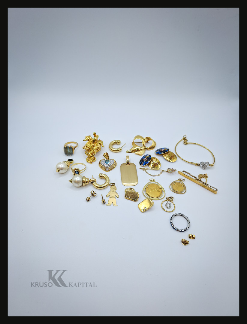 Vari oggetti in oro pietre diamantini