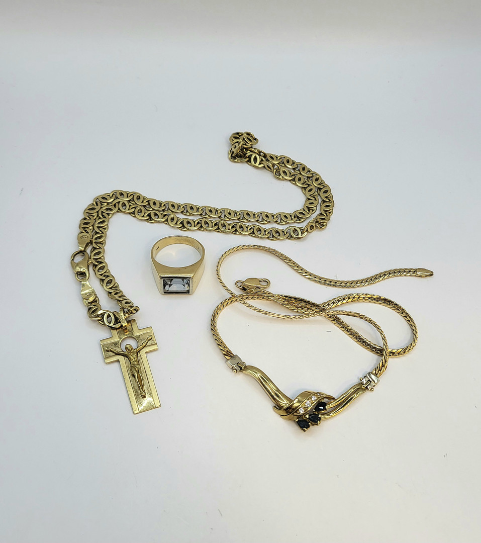 Due collane croce anello oro pietre