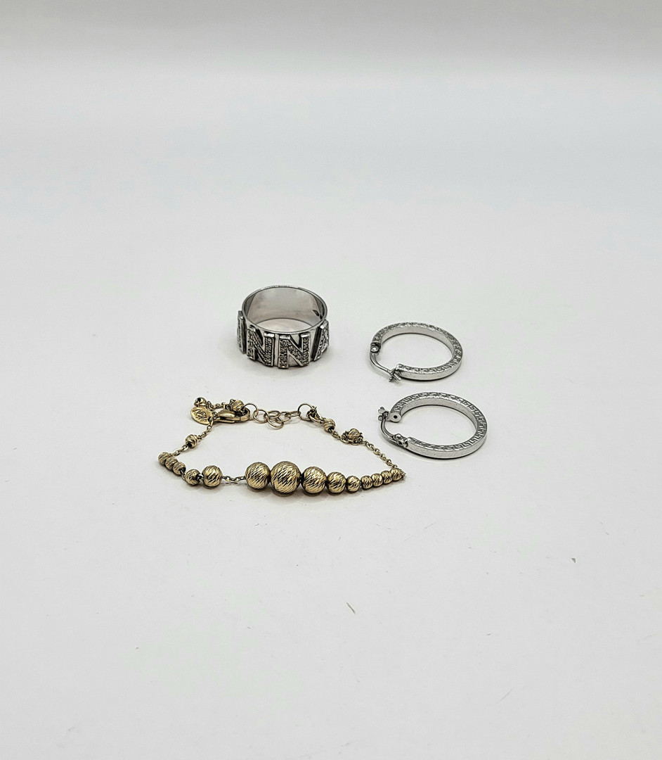 Vari oggetti oro pietre