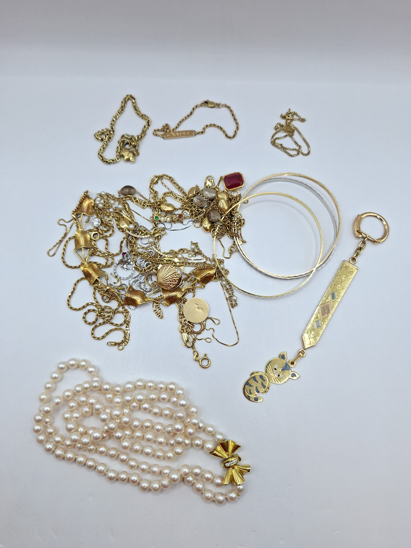 Vari oggetti in oro pietre perle 