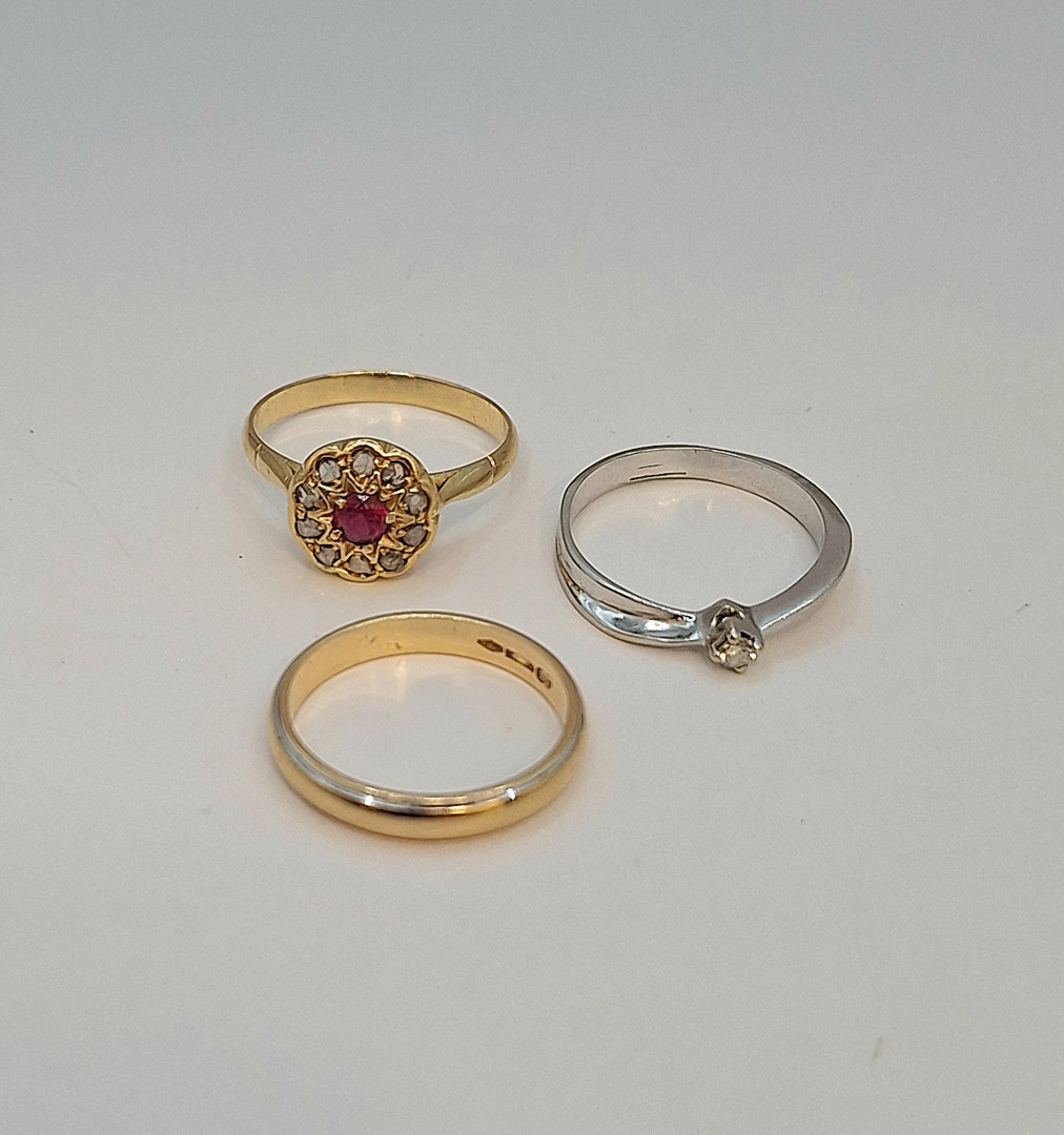 Tre anelli oro pietra diamantini