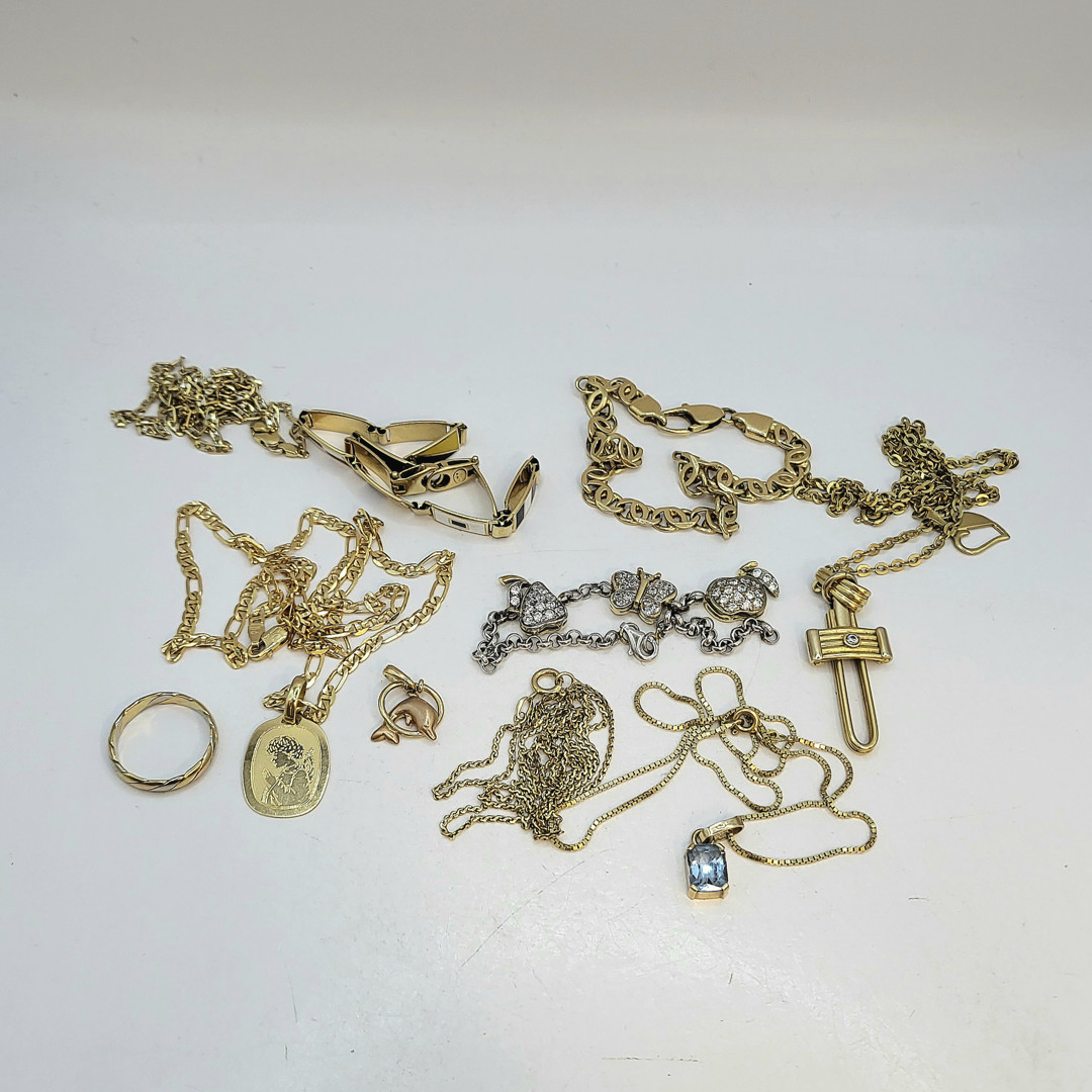 Vari oggetti oro pietre smalti 