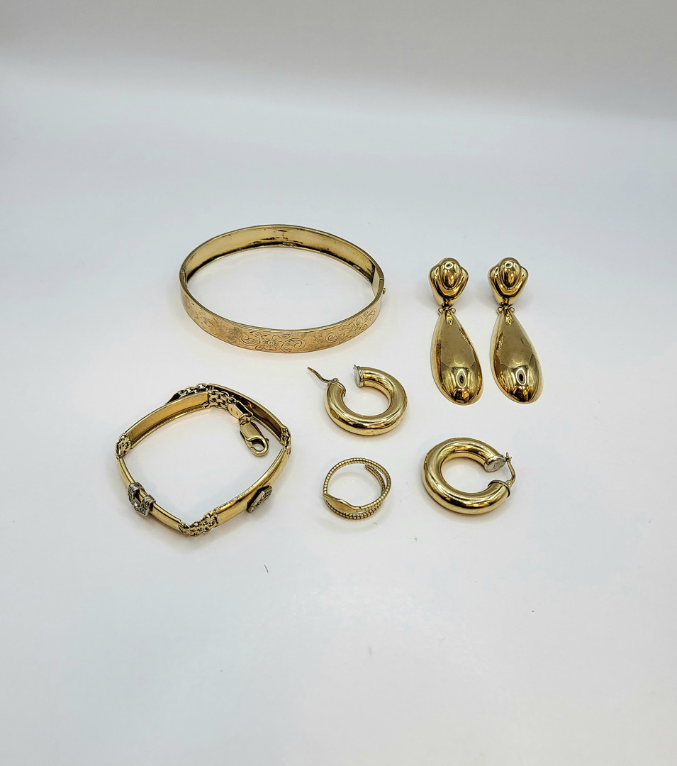 Vari oggetti oro pietre