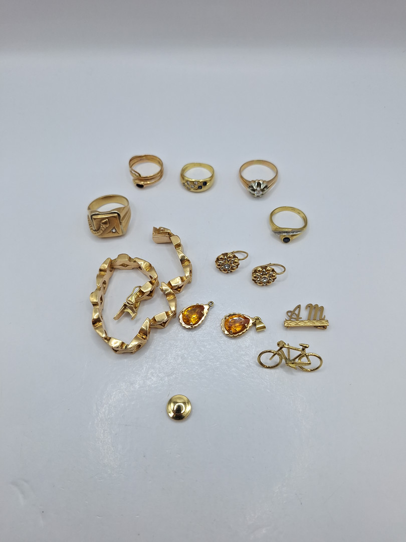 Vari oggetti in oro pietre diamantino 