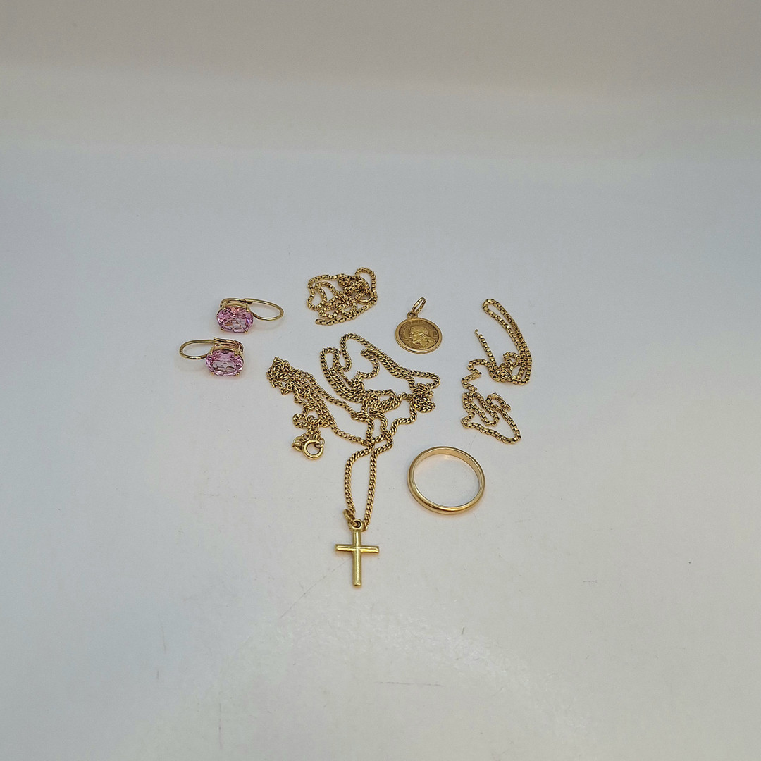 Vari oggetti oro pietre