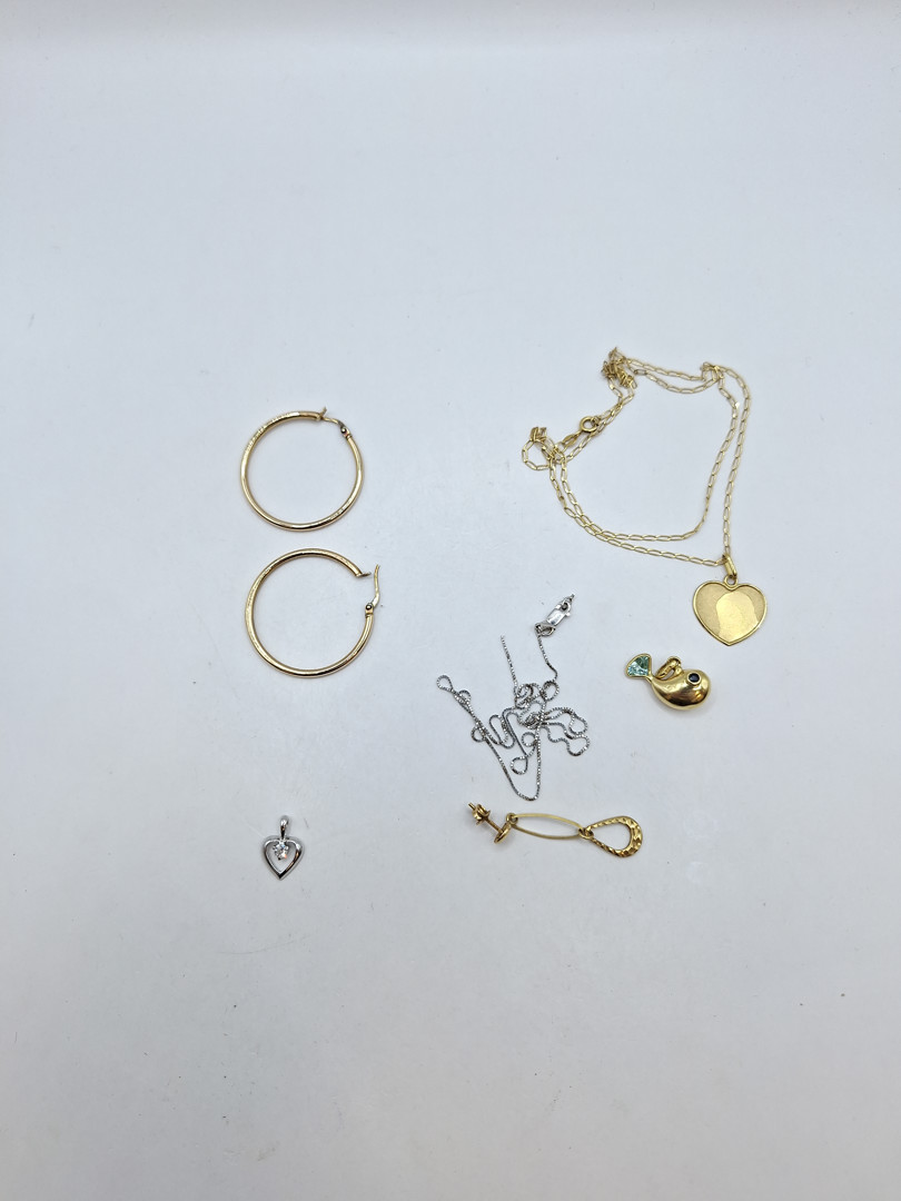 Vari oggetti oro pietre