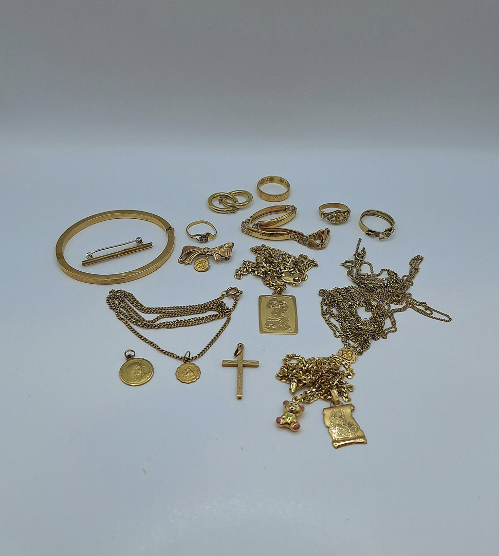 Vari oggetti in oro pietre