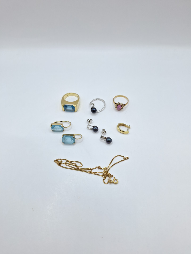 Vari oggetti oro pietre