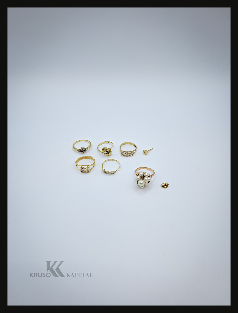 Vari oggetti in oro pietre diamantini perline