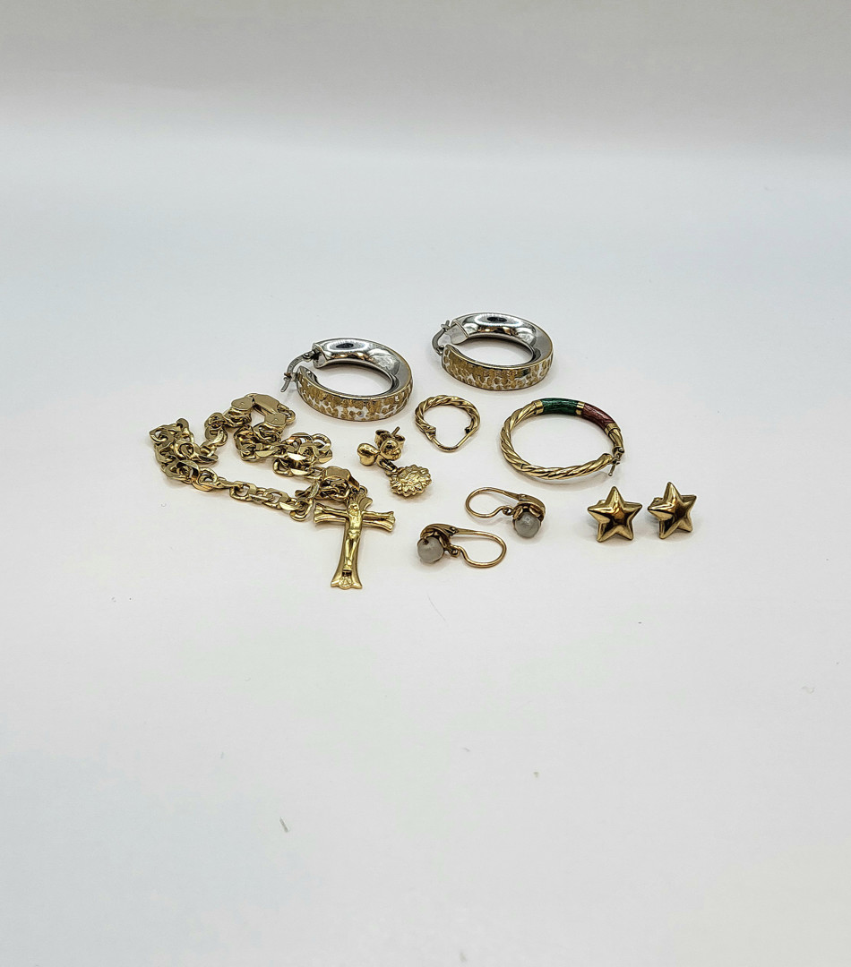 Vari oggetti oro pietre 