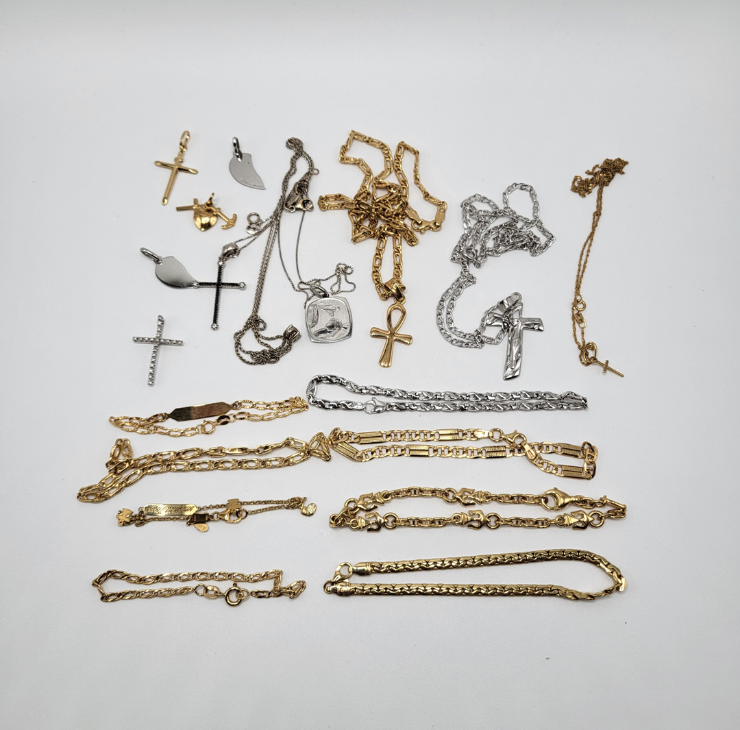 Vari oggetti in oro pietre diamante