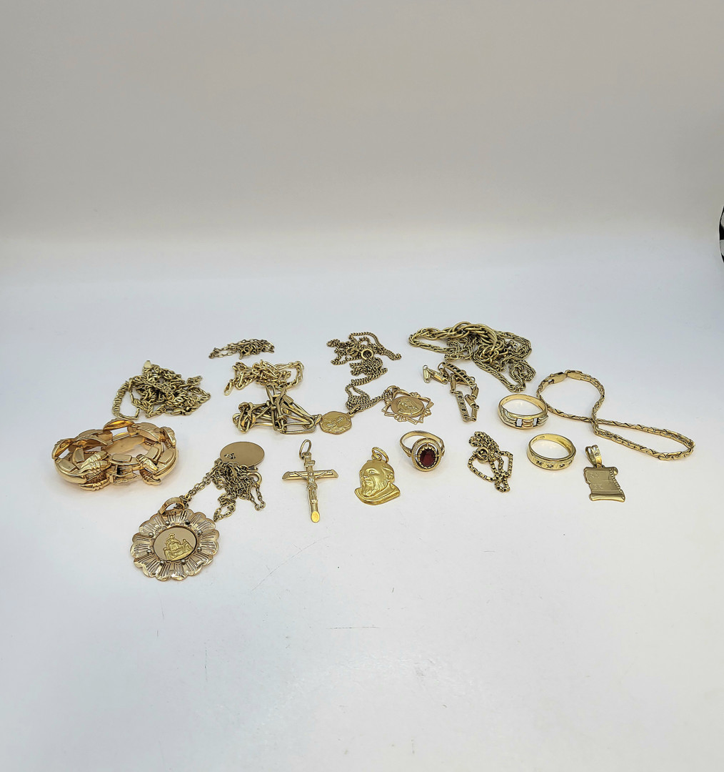 Vari oggetti oro pietre