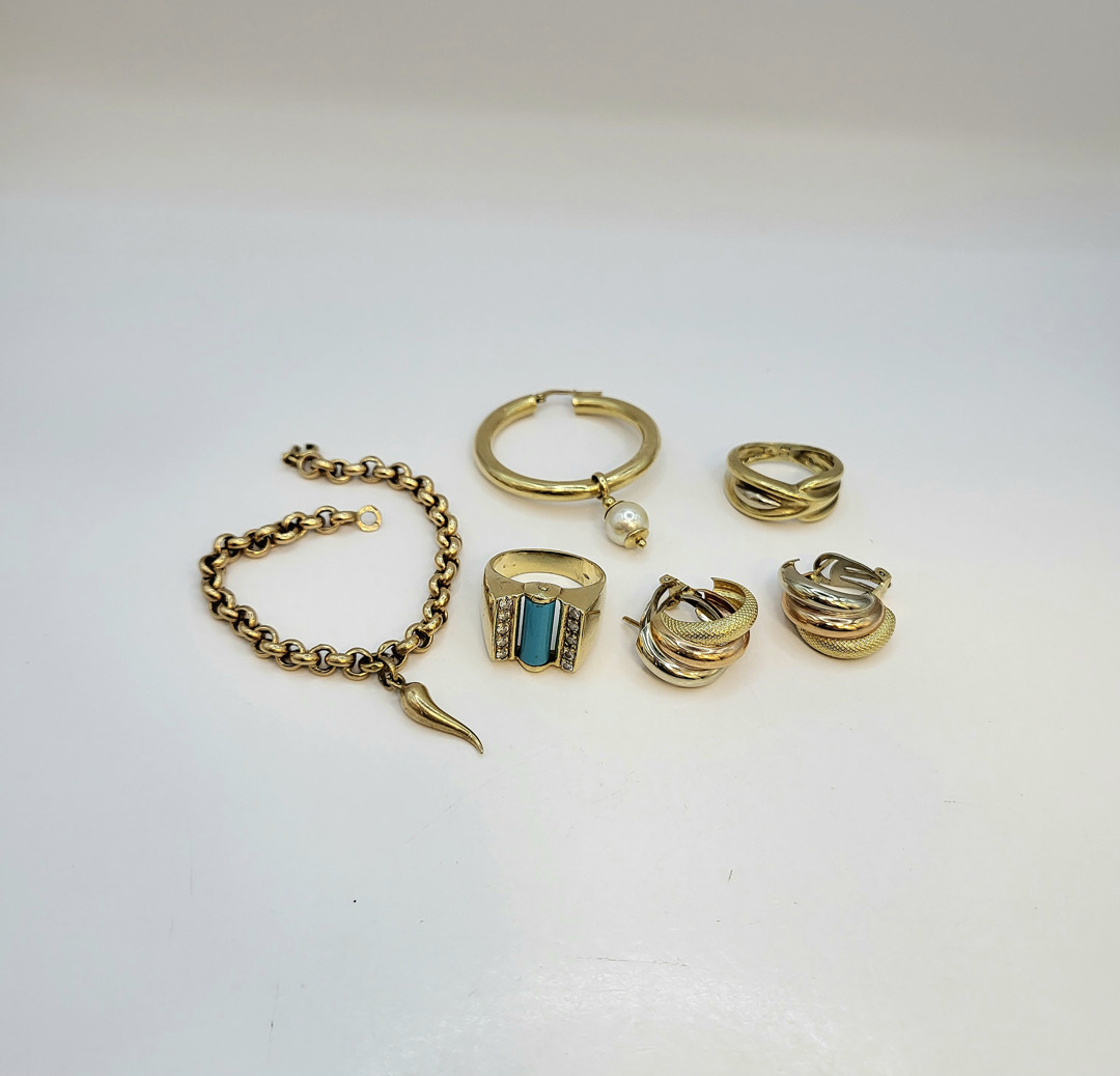 Vari oggetti oro pietre