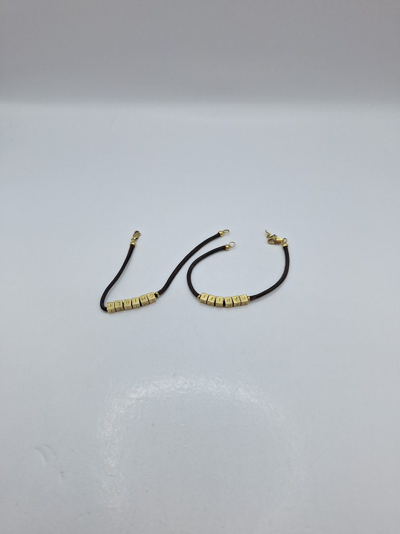 Due bracciali caucciù con chiusure e parti oro