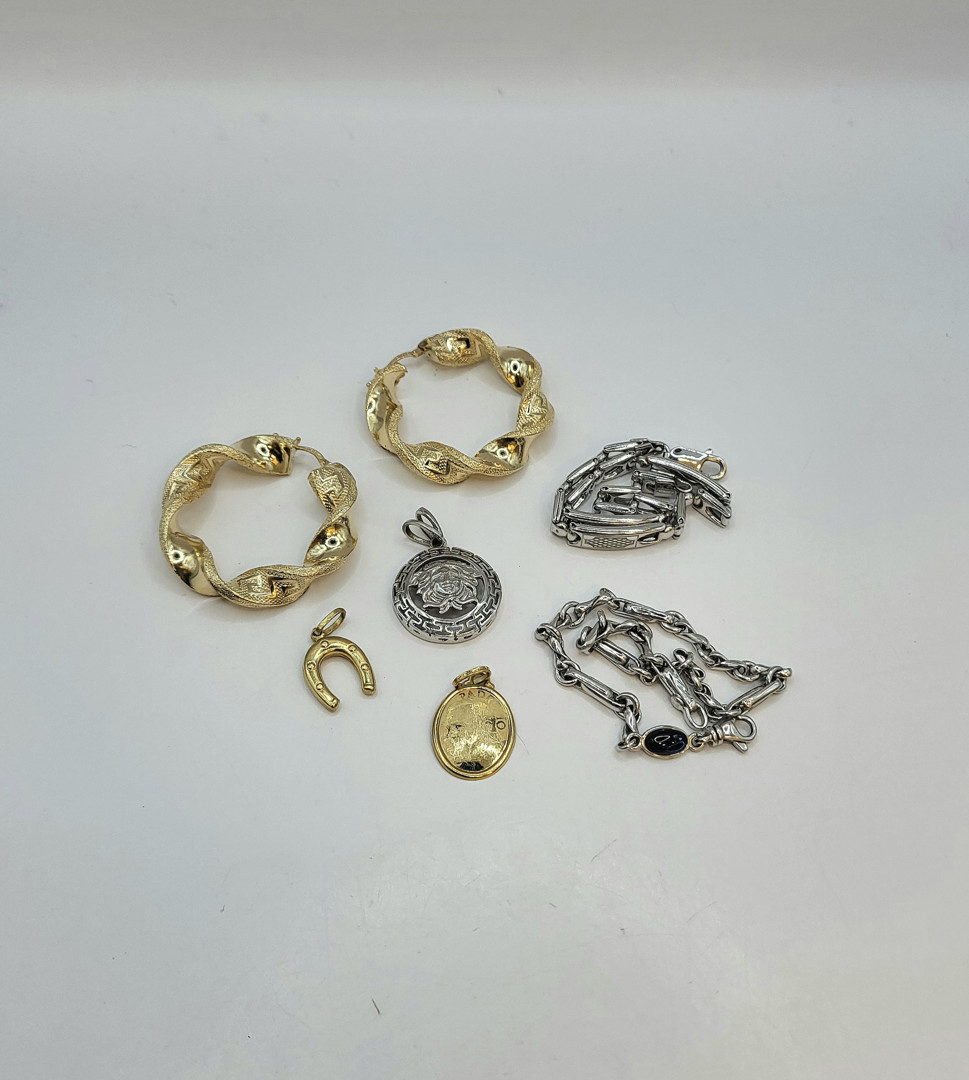 Vari oggetti oro pietra