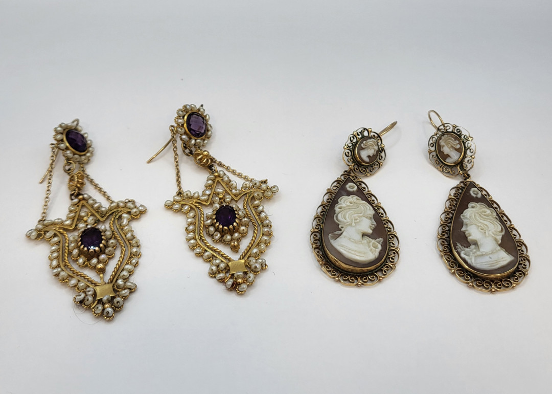 Due paia orecchini oro pietre perline 