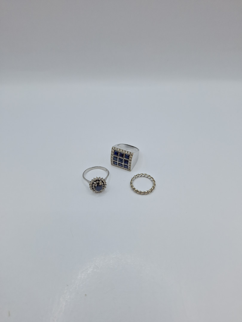 Tre anelli oro diamanti pietre